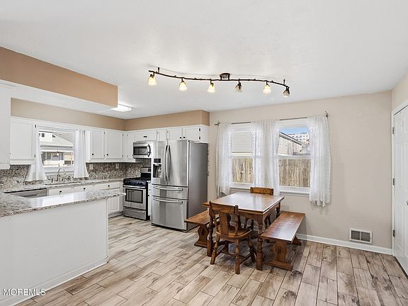 4th image of 40 Seabreeze Way