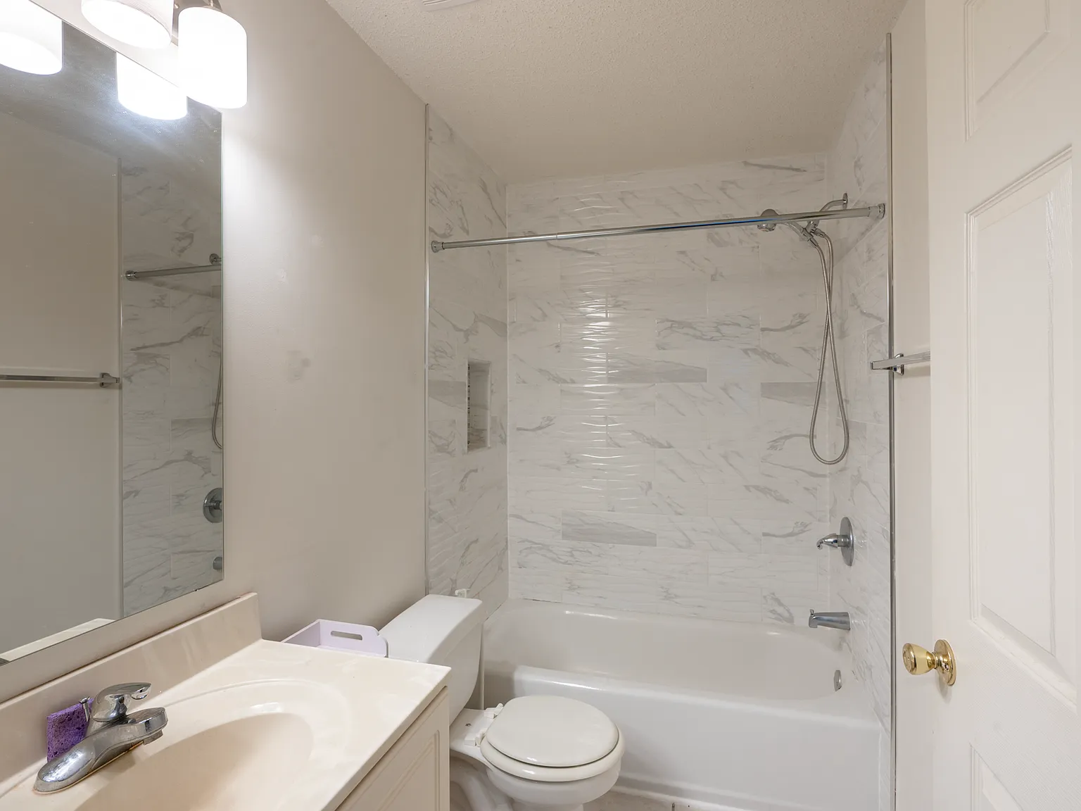 2 bed, 1100 sqft, $2,200 — Photo 3