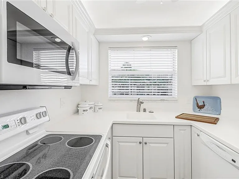 3000 Gulf Shore Blvd N #213 — Photo 11