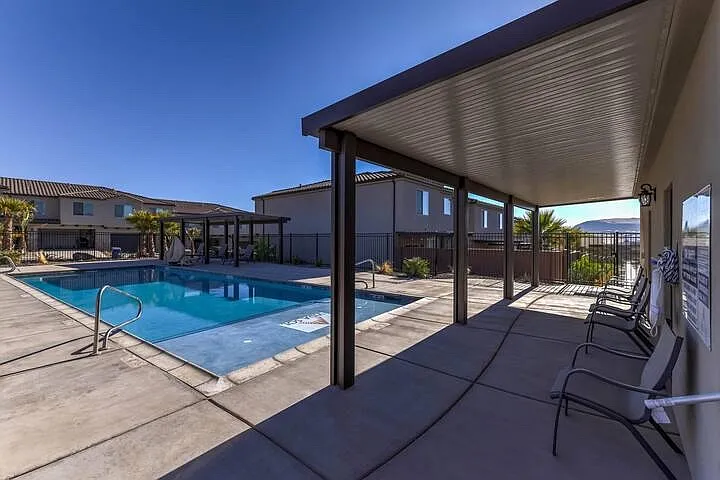 1311 E Vista Roja Pl — Photo 2