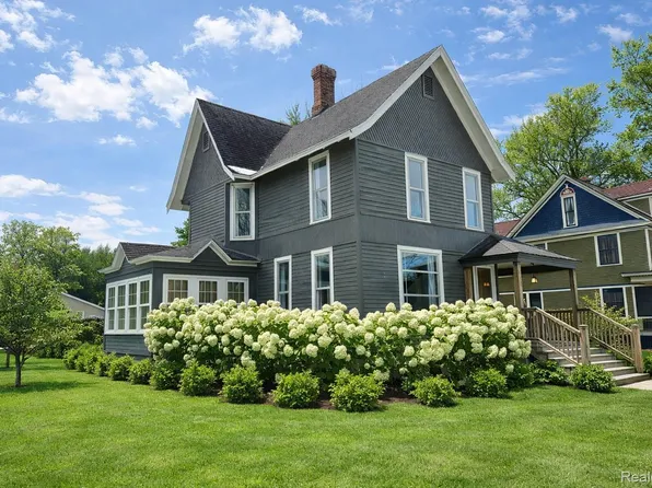 306 E Rockwell St, Fenton, MI 48430