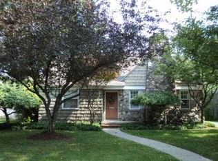 1326 Hawthorne Rd, Grosse Pointe Woods, MI 48236