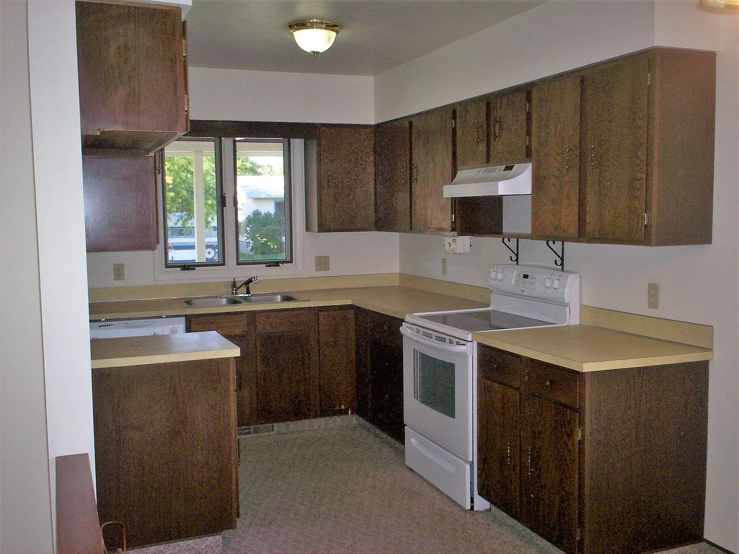 West-End 4 Bedroom Ranch House! — Photo 4