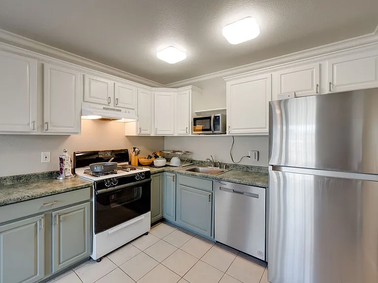 10158 De Soto Way — Photo 2