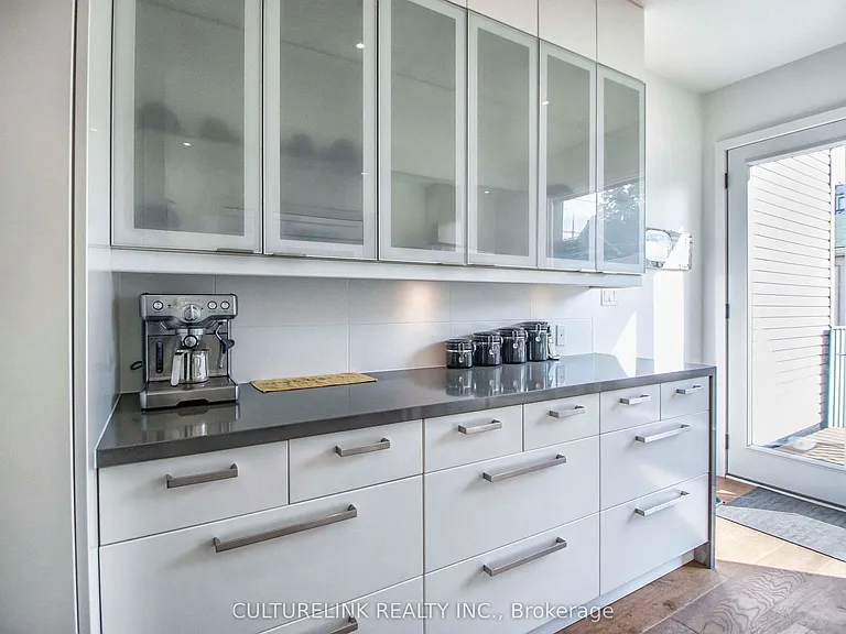 121 Montrose Ave #UPPER — Photo 9