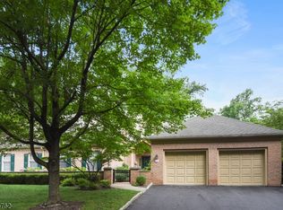 1 Carriage Hill Dr, Morristown, NJ 07960