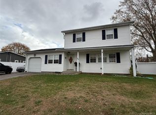 22 Patrician St, Holbrook, NY 11741