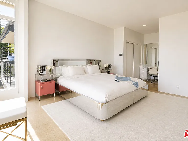 8292 Hollywood Blvd — Photo 16