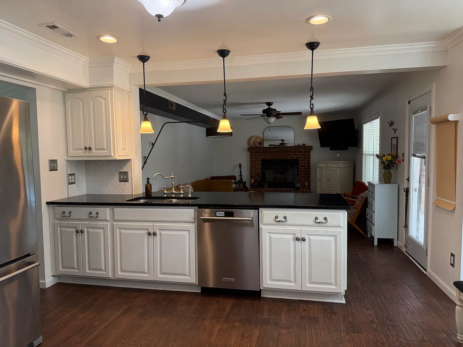 4 bed, 2.5 bath, 2397 sqft, $3,495 — Photo 4