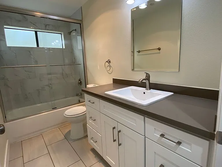 Tarzana Terrace Apartments — Photo 17