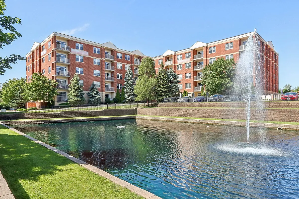 Building Photo - 2 Itasca Place