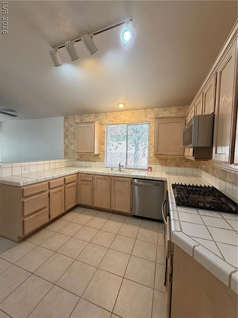 3 bed, 2.0 bath, 1840 sqft, $2,545 — Photo 4