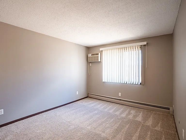 Roseville, MN Rosedale Estates Apartments | Bedroom