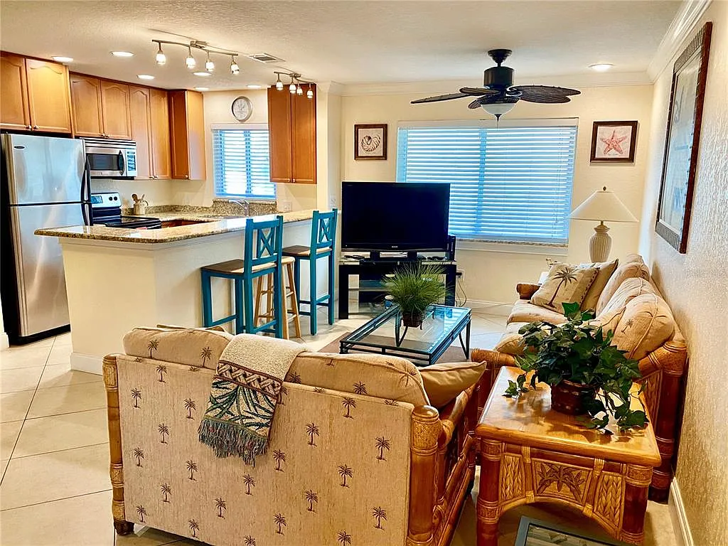 2 bed, 2.0 bath, 830 sqft, $1,995 — Photo 2