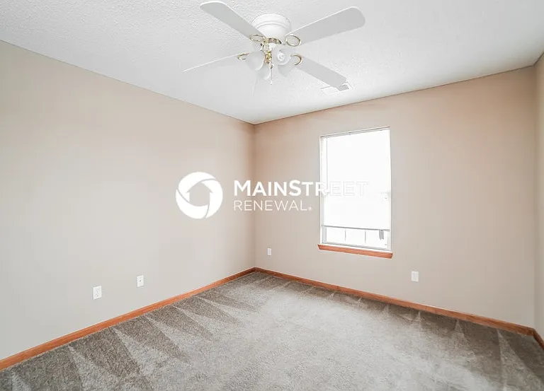 715 Country Ln — Photo 11
