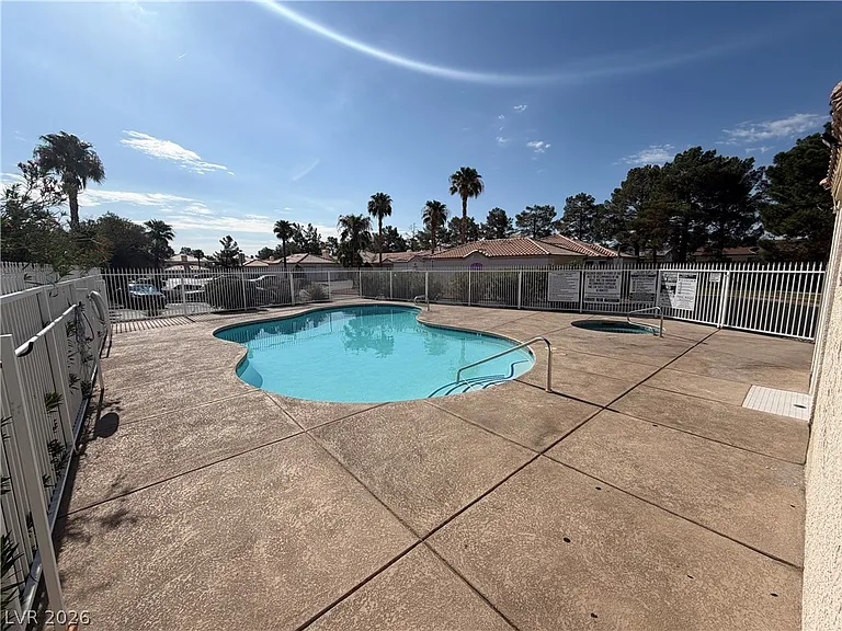 1900 N Torrey Pines Dr #105 — Photo 27