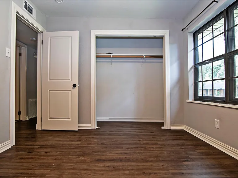 2410 Valley Dr — Photo 9