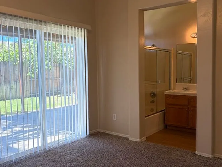 8807 Rollingbay Dr — Photo 11