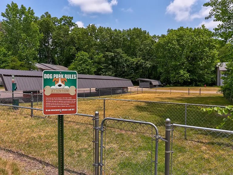 Woodfield & Arlington Apartments — Photo 1
