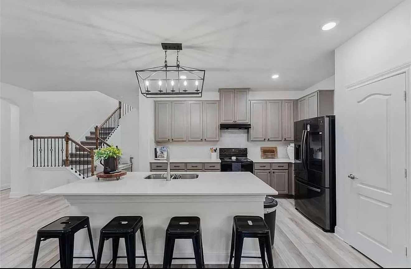 4 bed, 3.0 bath, 2502 sqft, $1,061 — Photo 4