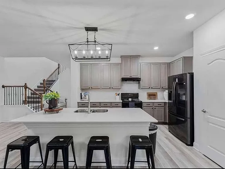 Bright and Clean Kitchen