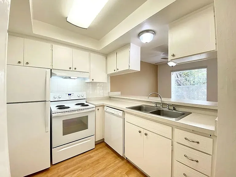 Normandy Park Apartments — Photo 22