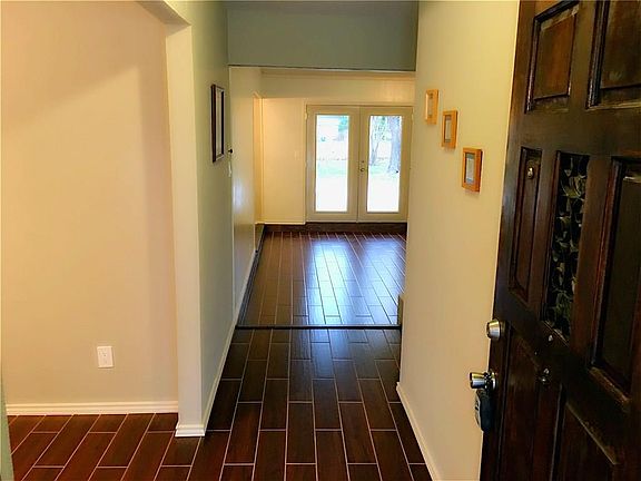 5th image of 2301 E Windsor Dr
