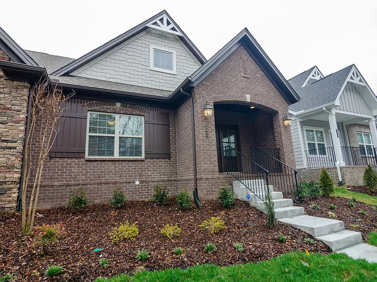 2045 Moultrie Cir — Photo 2