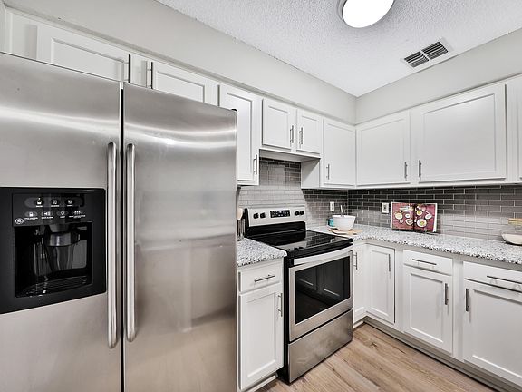 3rd image of 2034 Tickford St
