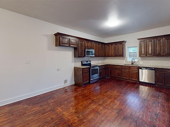 5th image of 2363 W Denman St