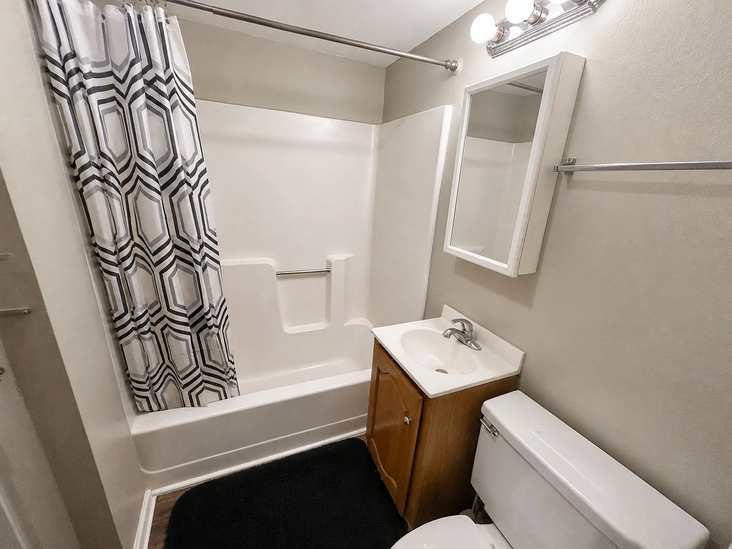 643 Golfview Drive | 4 Bed 2 Bath Campus Rental — Photo 4