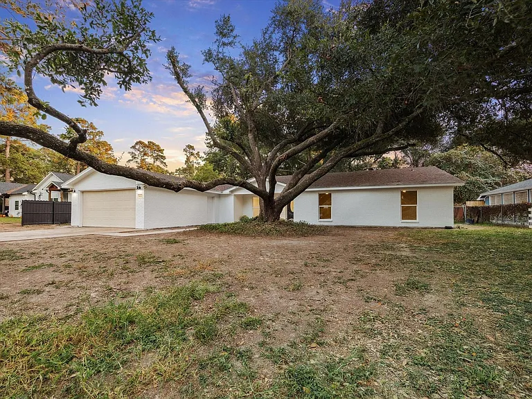 5411 Logston Ln — Photo 3