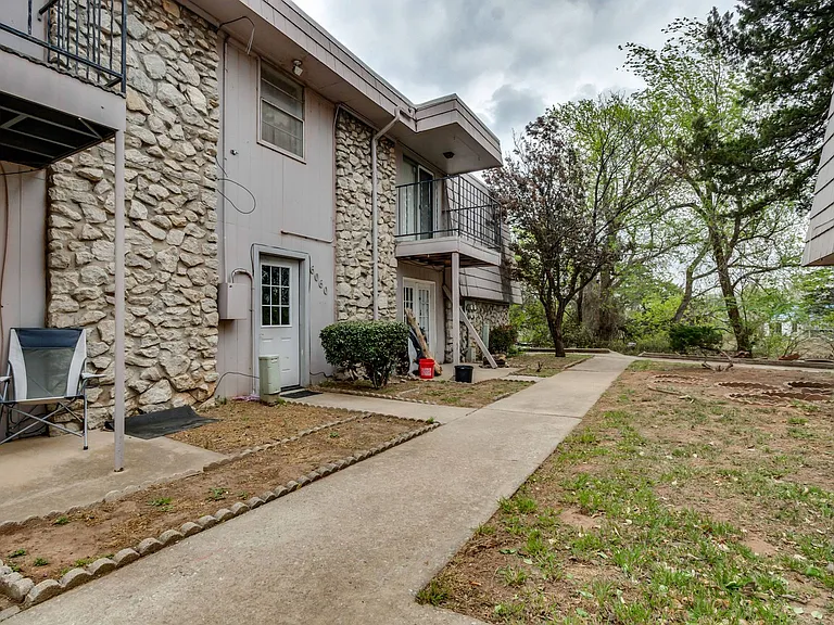 6060 Nw Expy #C — Photo 1