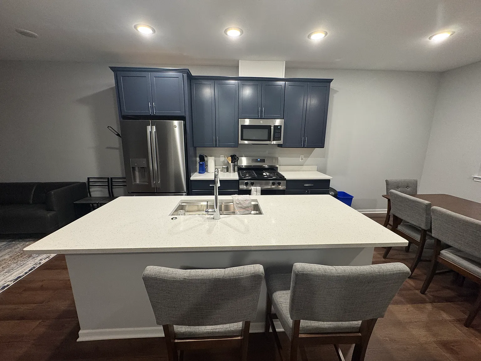 4 bed, 3.5 bath, 1612 sqft, $800 — Photo 2