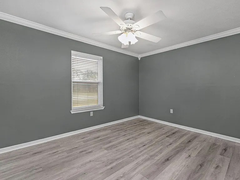 823 Meadow Ln — Photo 17