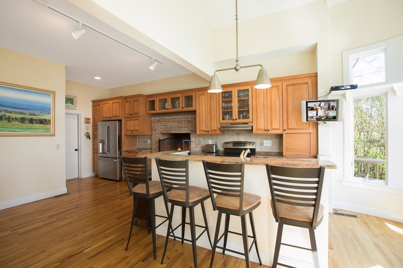  Eat in kitchen with stools