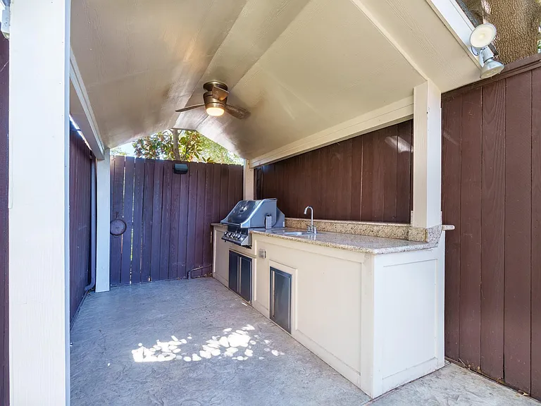 225 Knox St — Photo 6