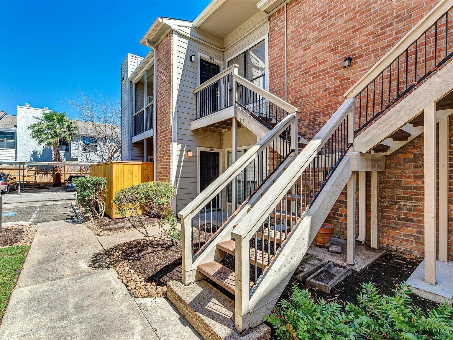 1 bed, 1.0 bath, 957 sqft, $1,300 — Photo 1