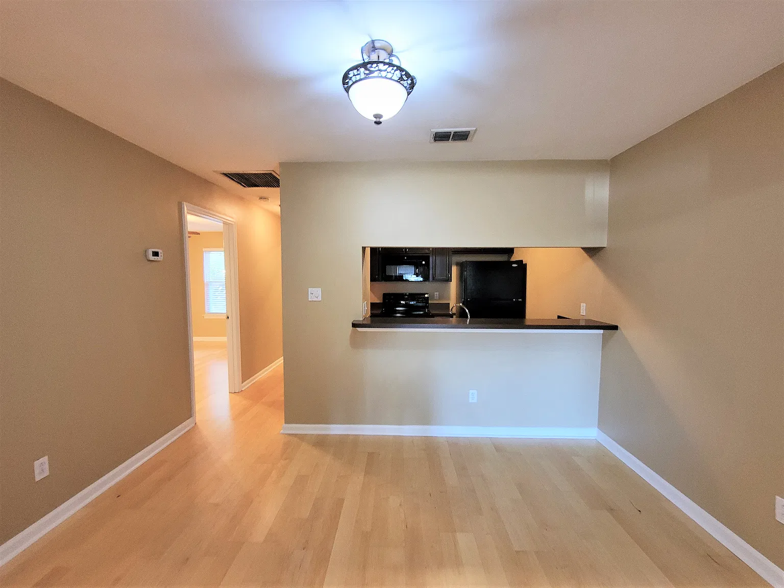 2 bed, 1032 sqft, $1,300 — Photo 4