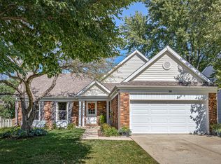 16 Cherokee Rd, Vernon Hills, IL 60061