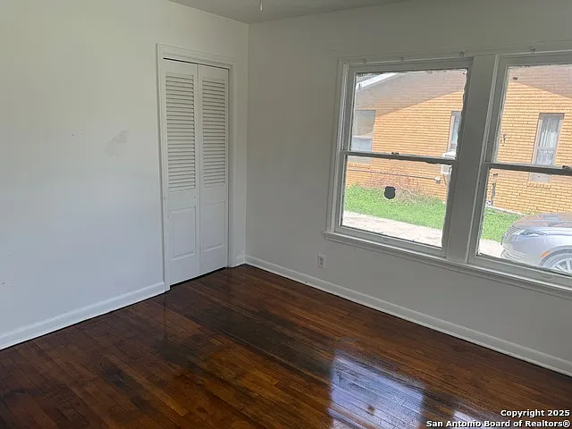 1940 Schley Ave — Photo 12