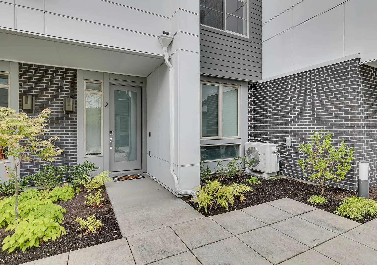 *Beautiful Modern 3 Bed Kirkland Townhome Available Now!* — Photo 4