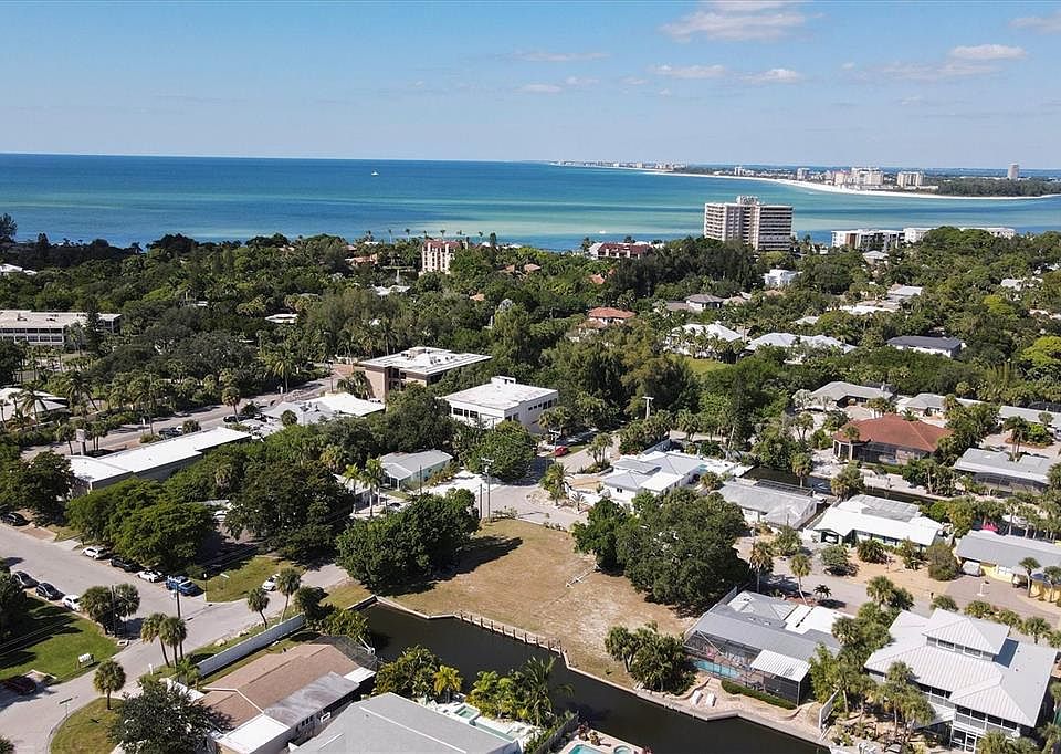 1st image of 304 Avenida Leona