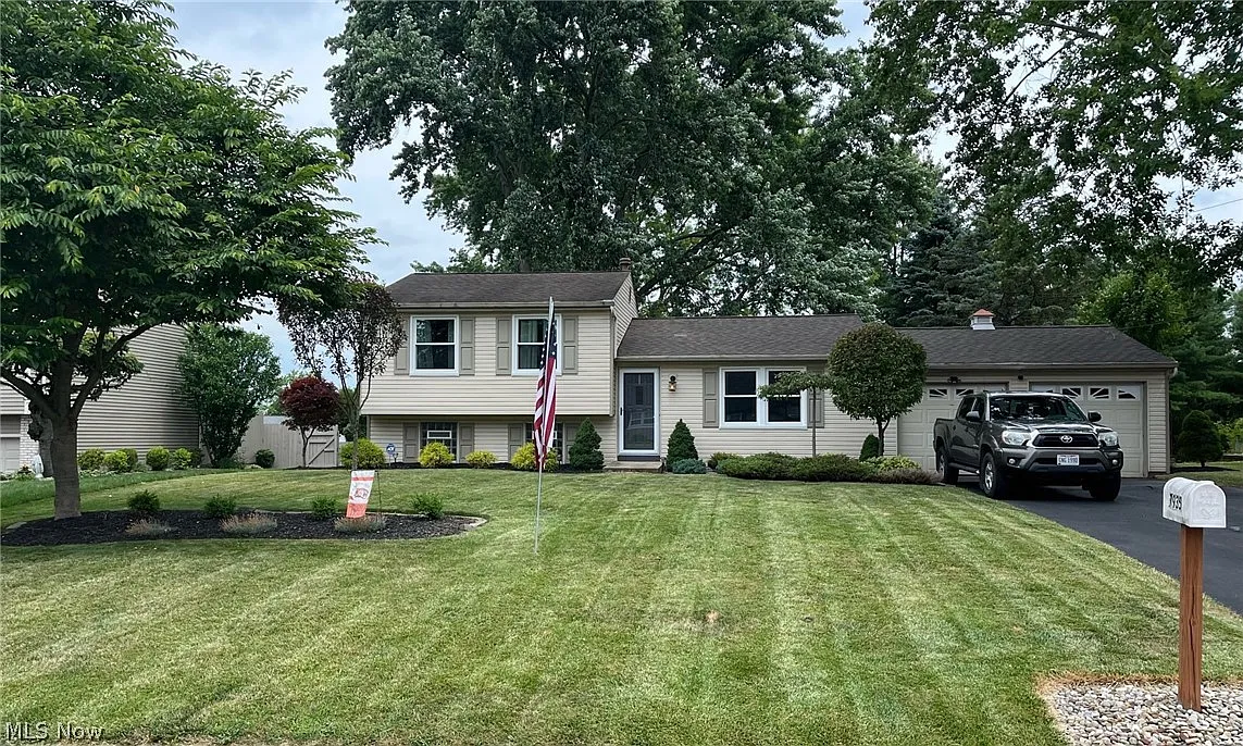 7935 Sutton Pl NE photo 1