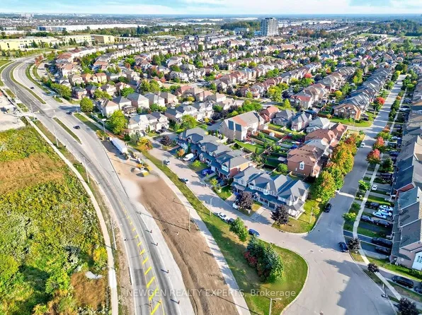68 Root Cres E, Ajax, ON L1T 4M3