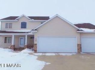 540 Queens Ct, Moorhead, MN 56560