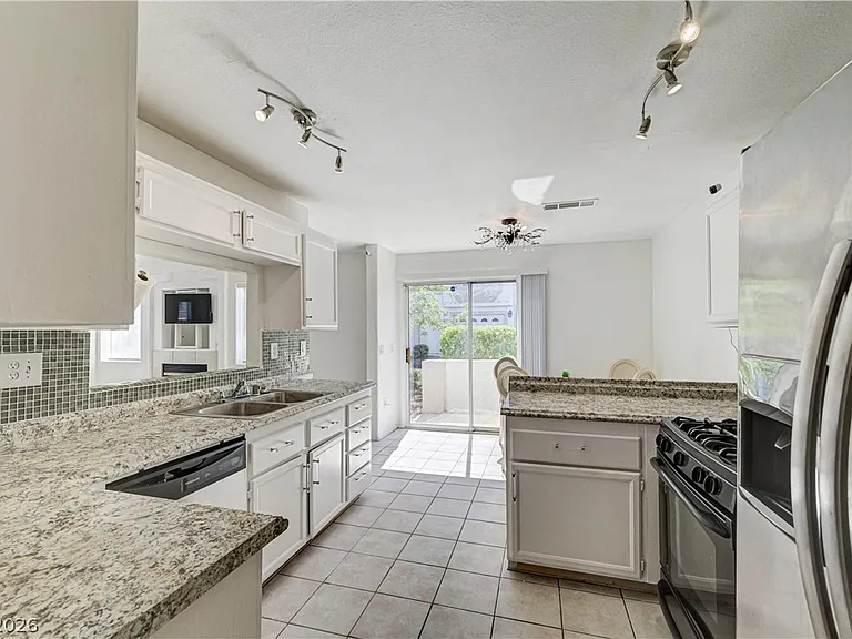 4040 Castle Cove Dr #4040 — Photo 20