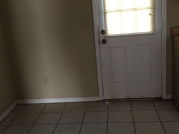 4th image of 121 Helen Cir #B