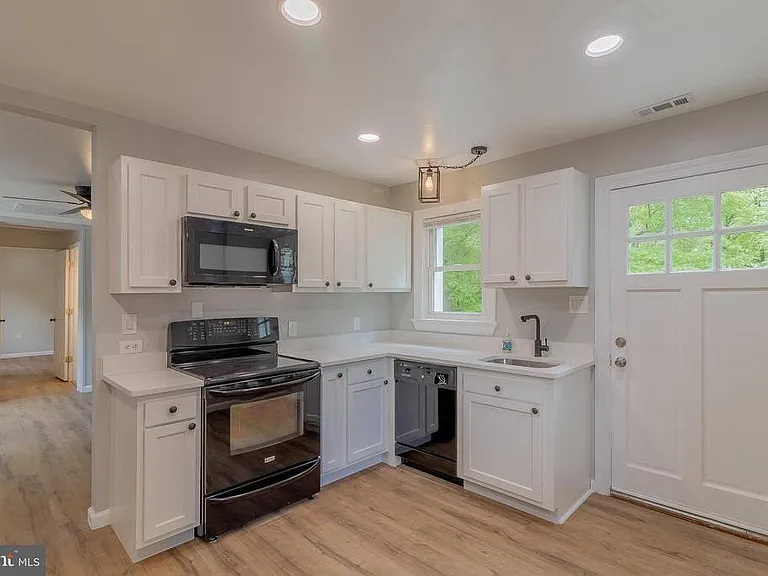1816 Maple Ln — Photo 1