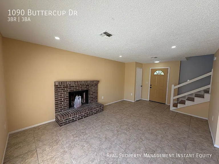 1090 Buttercup Dr — Photo 3